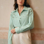 Camisa Feminina Bordada com Pedrarias em Alfaiataria Leve – Altenlune