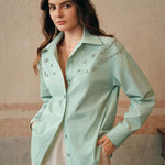 Camisa Feminina Bordada com Pedrarias em Alfaiataria Leve – Altenlune