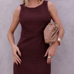 Vestido Midi com Fenda Frontal e Decote Clássico