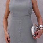 Vestido Midi com Fenda Frontal e Decote Clássico