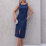 Vestido Midi com Fenda Frontal e Decote Clássico